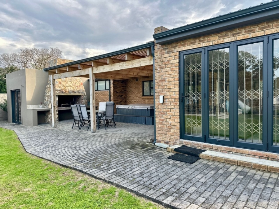 4 Bedroom Property for Sale in Sandbaai Western Cape